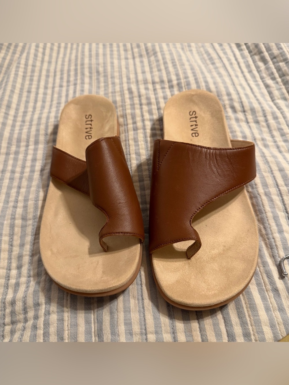 Strive Capri Size 10 Contoured Sole Comfort Slip On Toe Loop Leather Sandal